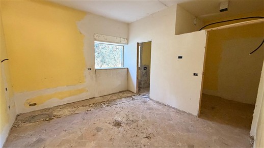 Villa In Fase Di Ristrutturazione, 4 Vani, Trullo e Garage. Poco Distante.